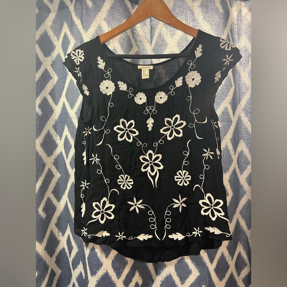 Forever 21 Black and White Floral Top Size M